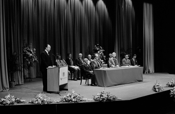 Hazar Imam addressing the new graduates after the presentation of diplomas  83-07-7